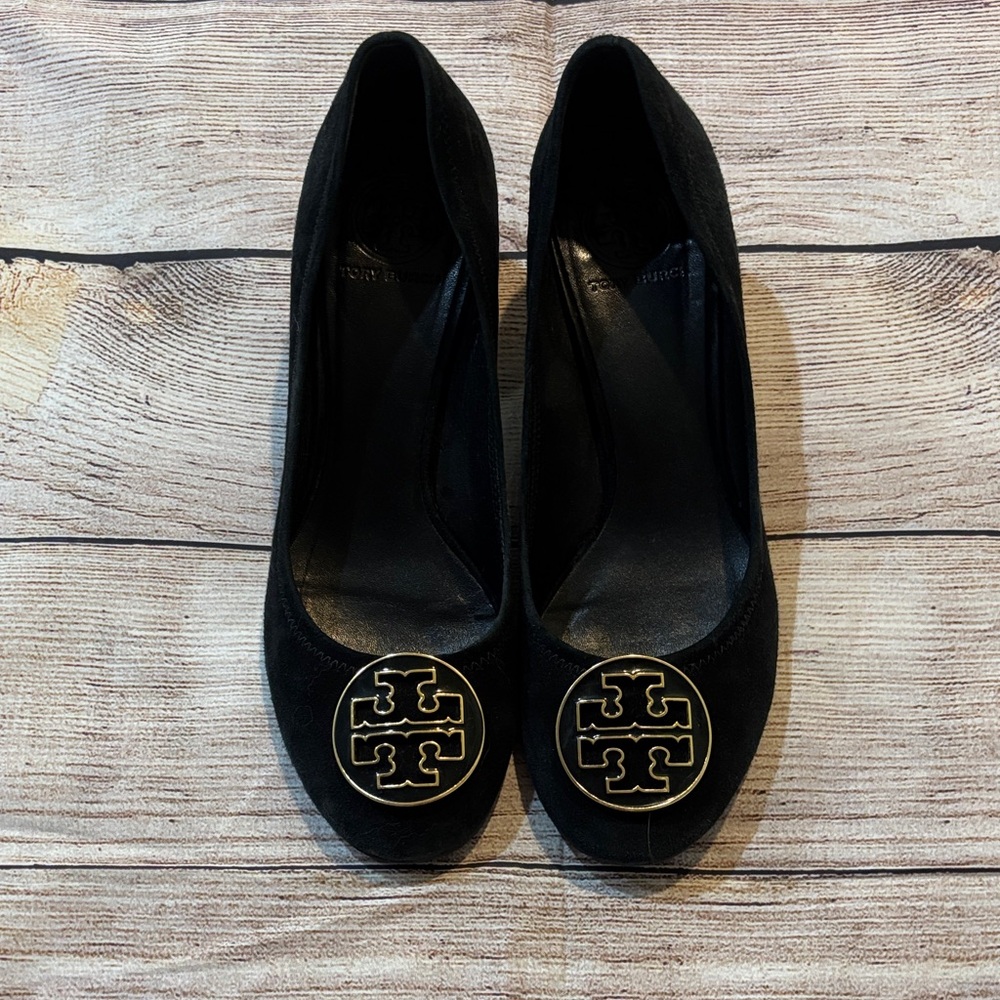 Tory Burch Black Pumps with Gold Logo